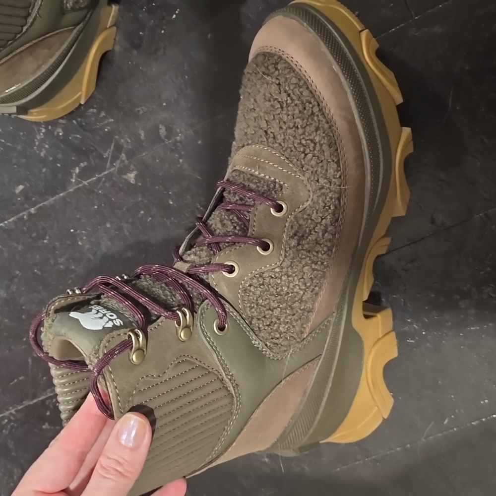 Sorel BREX Boot - Olive Green and Brown w/burgundy Laces (Faux Shearling) 😍 - Picture 5 of 6